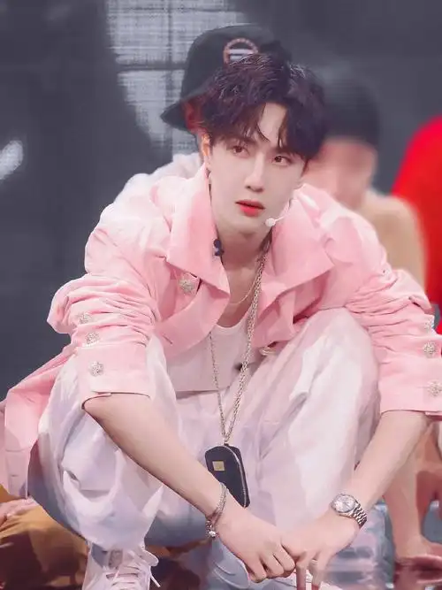 酷盖男孩也有软萌的时候王一博穿粉色外套满满的少女心太可爱