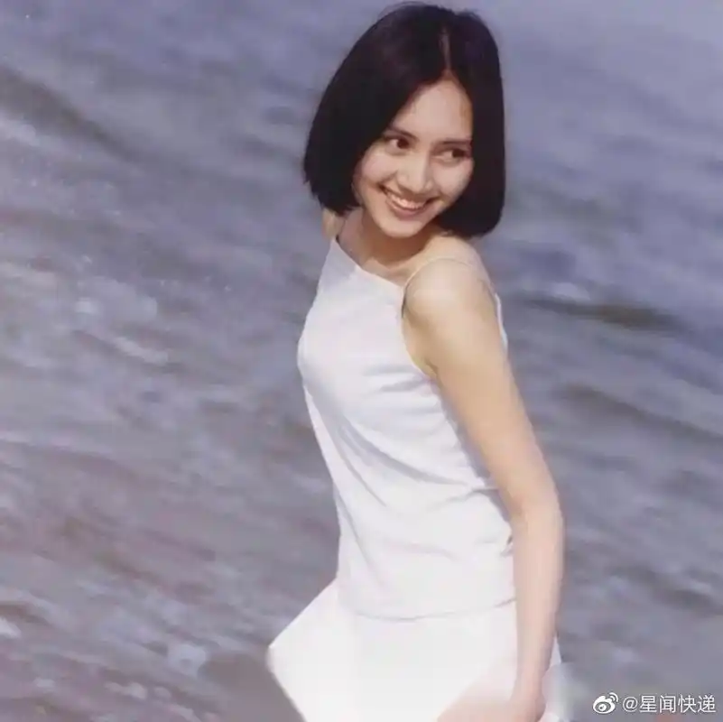 那年,影帝夏雨在学校的篮球场上挥汗如雨,一抬头,看到一个女孩夹着湿