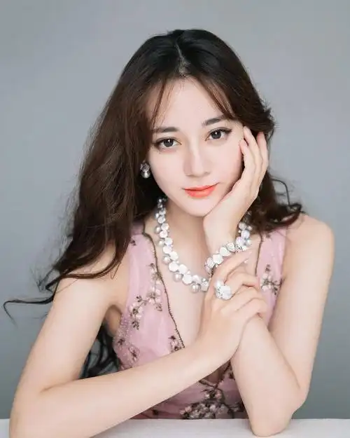 迪丽热巴粉色长裙微笑迷人颜值仙美