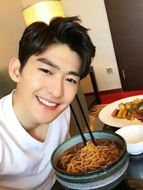 张翰疑新恋情曝光与女子逛园区看羊驼后援会辟谣澄清女方身份