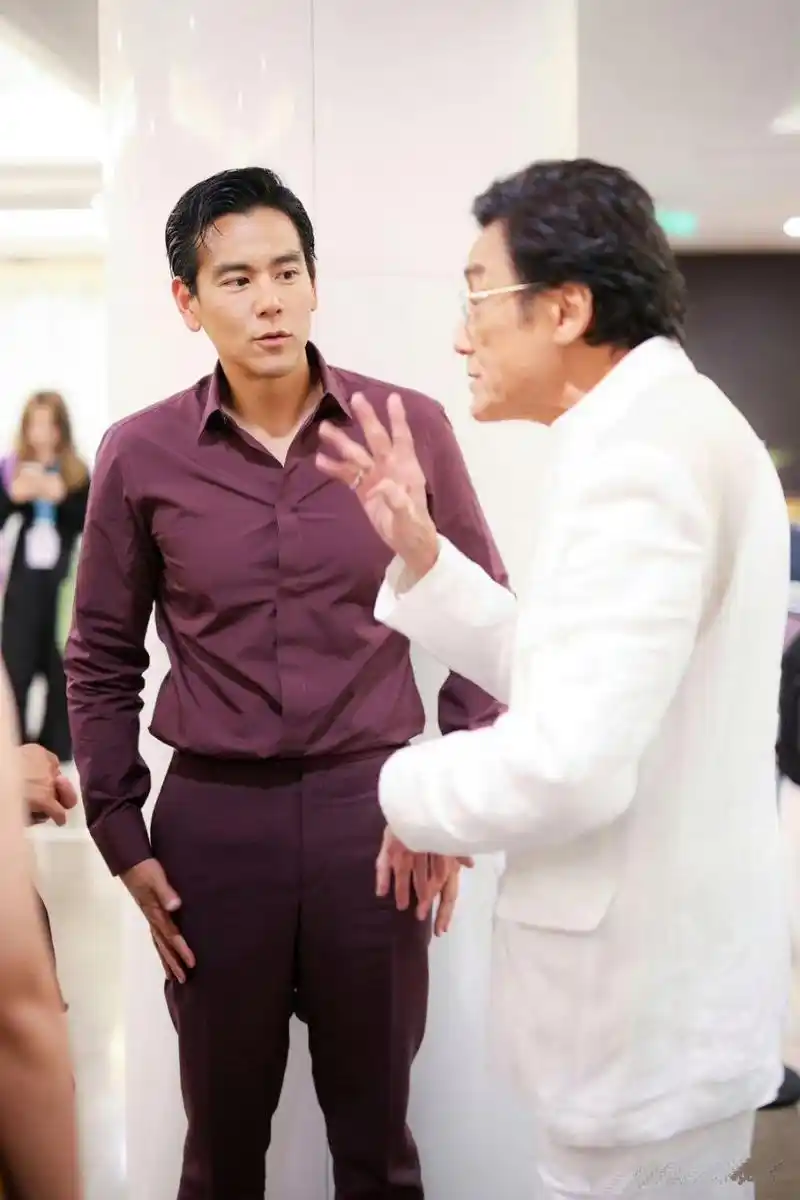 梁家辉与彭于晏握手寒暄