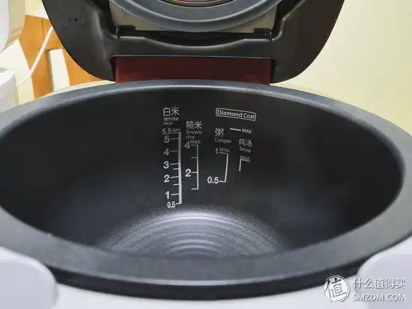 钻石镀层的内胆,上面有几种不同米对应的水刻度.