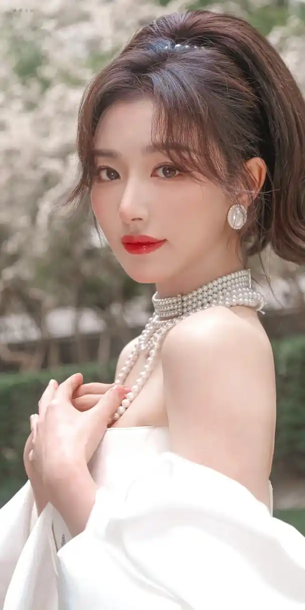 孔雪儿白色礼服美得很精致