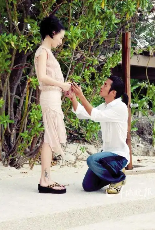 谢霆锋张柏芝结婚5周年 下跪求婚旧照公开(图)