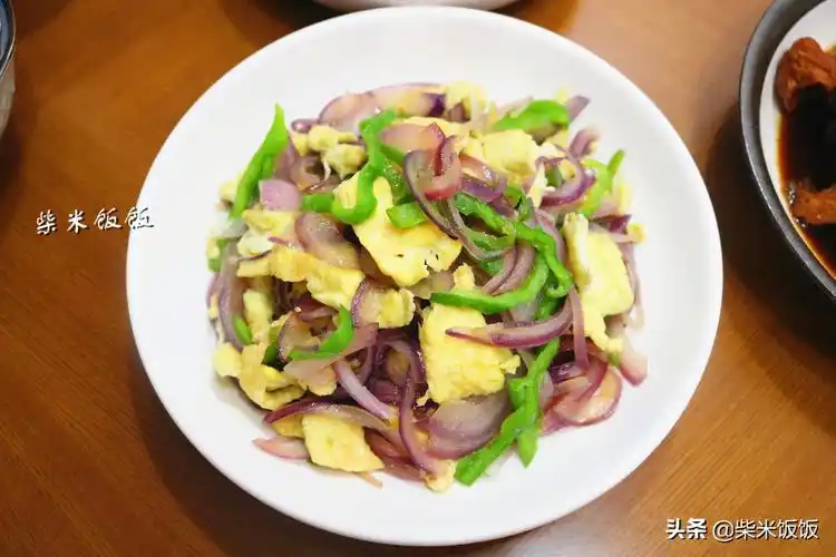 洋葱搭配鸡蛋是经典家常菜,再放一个青椒搭色,感觉好看又好吃.