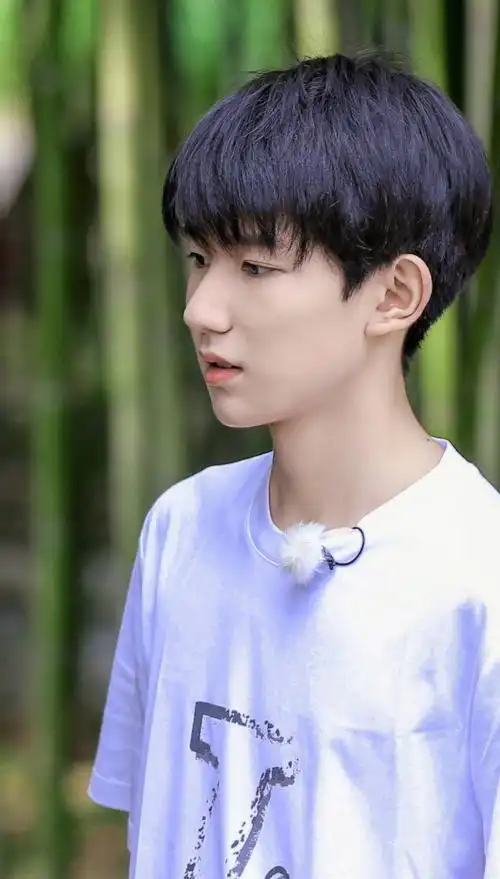 王源神级侧颜绝杀图,是比好看还特别的存在呀