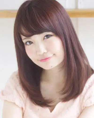 脸大的女生适合发型如下1卷发,可以很好的修饰脸型,蓬松的头发可以