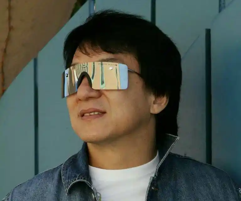 谁能告诉我,成龙带的眼睛叫什么名字?