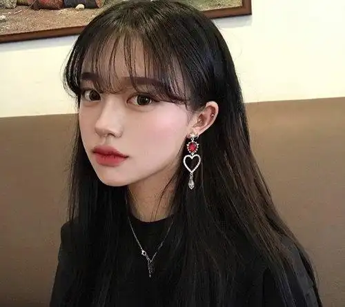 有一种不过时的发型叫做黑长直 2020女生学院风黑色直发look