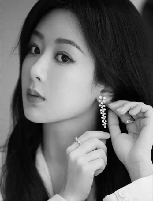 杨紫小花耳环#杨紫侧颜怼脸照好绝!