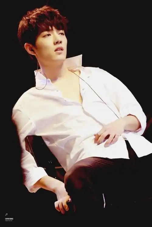 哥哥的锁骨!快让我舔舔!哇呜,战战好欲!这套衣服我喜欢!