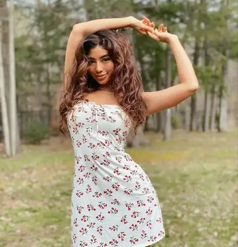 20岁的加拿大女孩,体重不过百,外形散发着极致的青春魅力_席琳