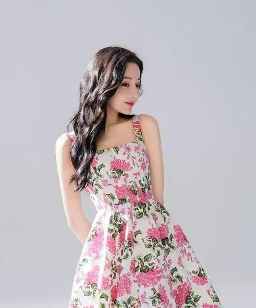 热巴穿碎花裙勾勒完美身段 对镜wink卖萌