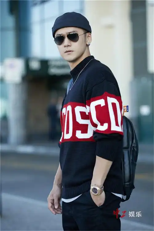 在曝光的米兰机场街拍中,蒋劲夫黑超遮面,休闲随性黑色毛衣搭配黑色