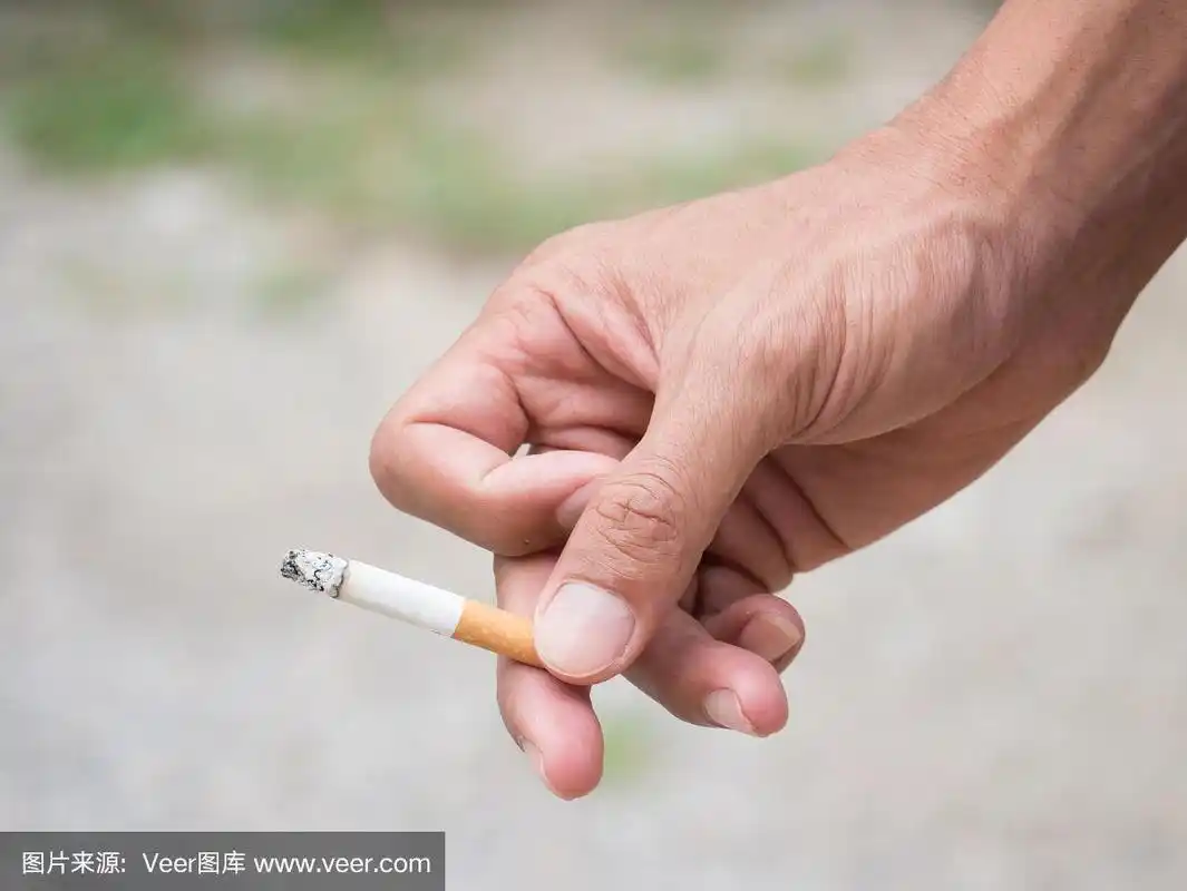 手拿着香烟