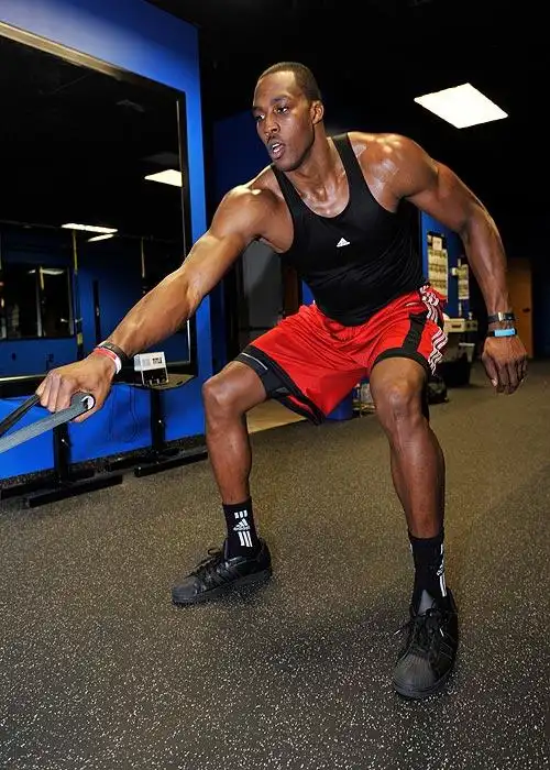 组图:魔兽健身房训练照曝光 超强肌肉这般炼成