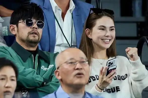 回顾昆凌嫁大14岁歌手周杰伦婚后连生三胎今一家五口其乐融融