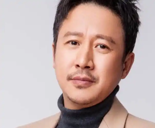 邹廷威素颜图片(《经山海》终于开机,王丽坤搭档张国强,看到邹廷威后