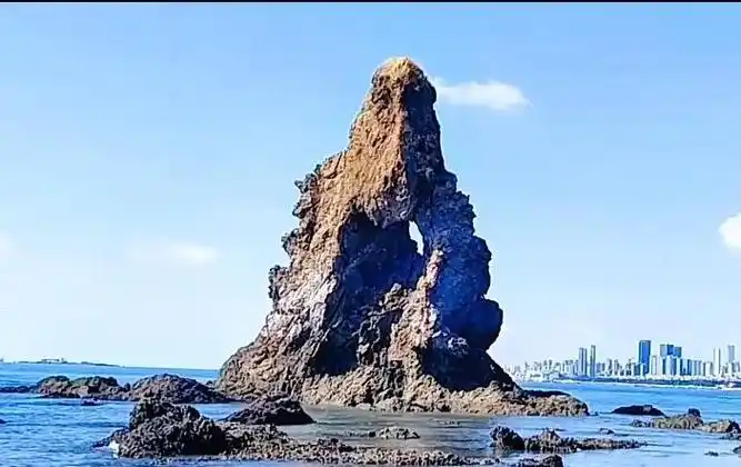 传说中,石老人原本是午山脚下的一位勤劳善良的渔民,与聪明美丽的女儿