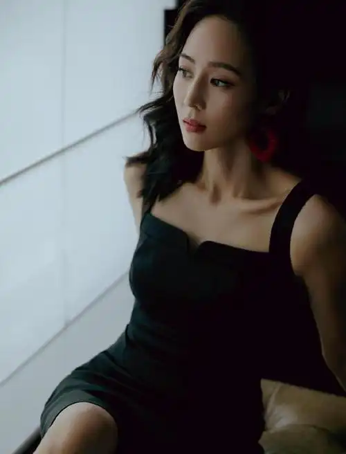 张钧甯最新活动照爆光,v领蕾丝裙美出新境界!未修图也毫无瑕疵