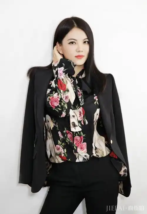 李湘近照又美了,微胖身材也把印花单品穿得格外好看 – 尚街拍