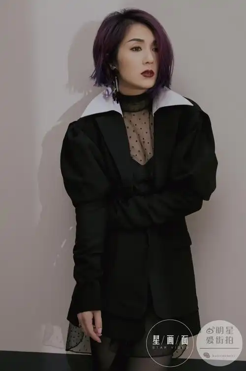 杨千嬅最新时尚大片曝光,她依然是那个留着标志性紫色短发,有着明媚
