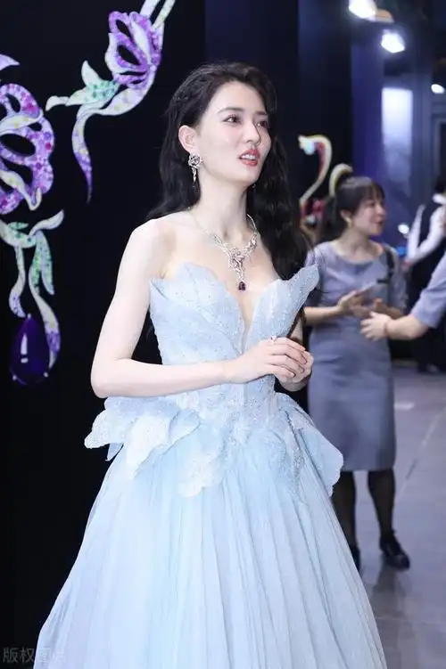 徐璐也太有仙女气质了,穿浅蓝色礼服精致灵动,美成"花仙子"