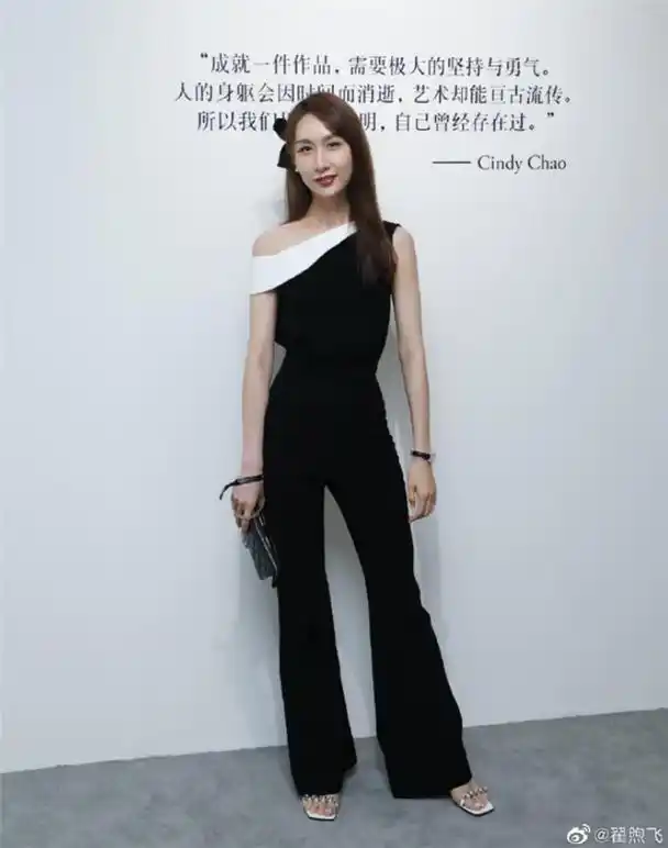 雷佳音老婆翟煦飞晒近照和女儿同穿jk青春靓丽秀好身材