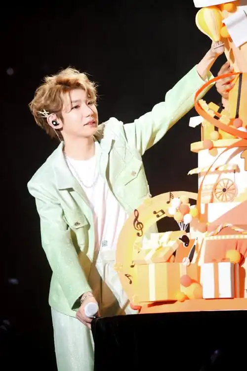 与王源十年璀璨共往##王源放下话筒之后还在唱