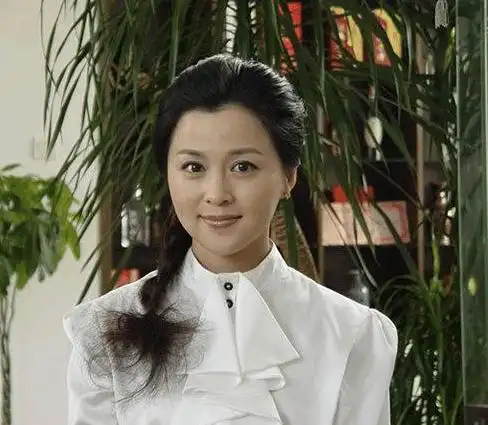 据爆料计春华老婆刘芳毓是个娇滴滴的大美人,两人结婚多年一直过的