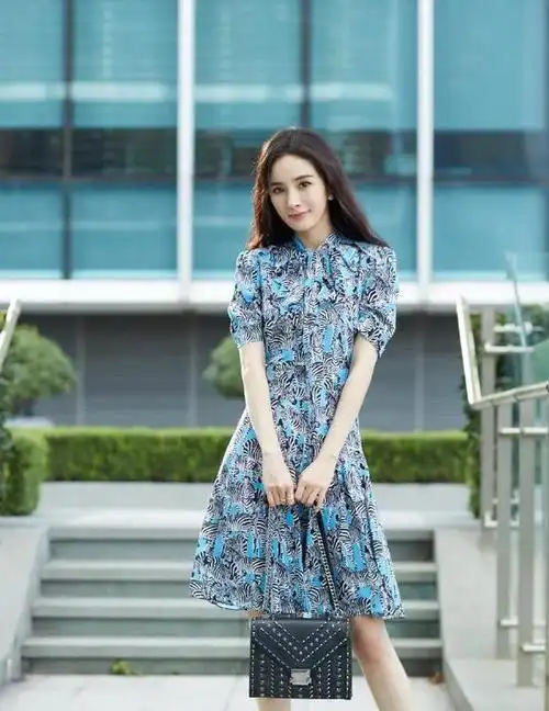 带货女王杨幂终究也翻车,穿"蛇纹裙"暴露水桶腰,瞬间显胖20斤