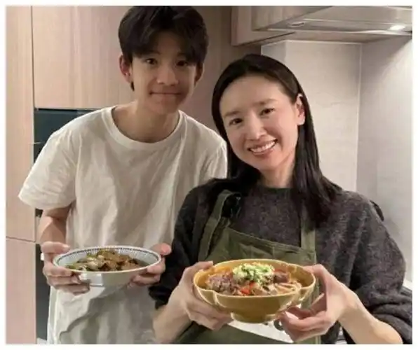 6位离异男星的春节:冯绍峰赵丽颖轮流带娃,陈思诚和前妻去三亚_儿子