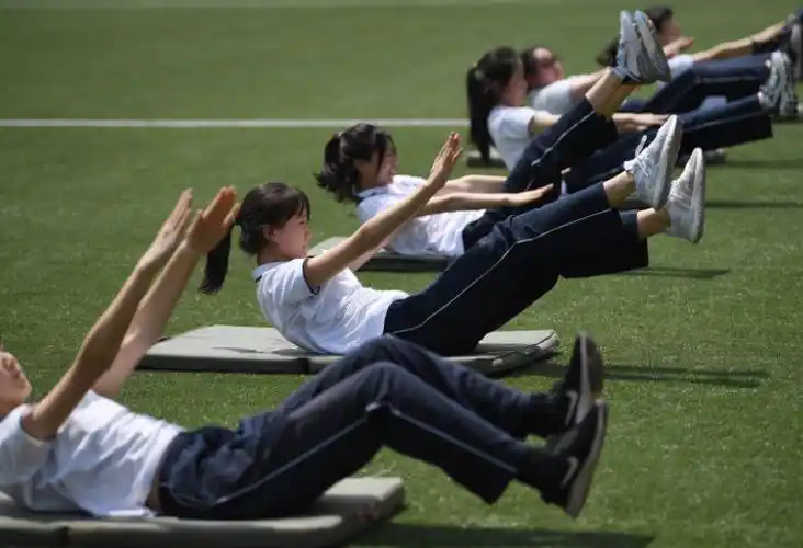 官方发布消息,明年起,深圳小学初中每天1节体育课