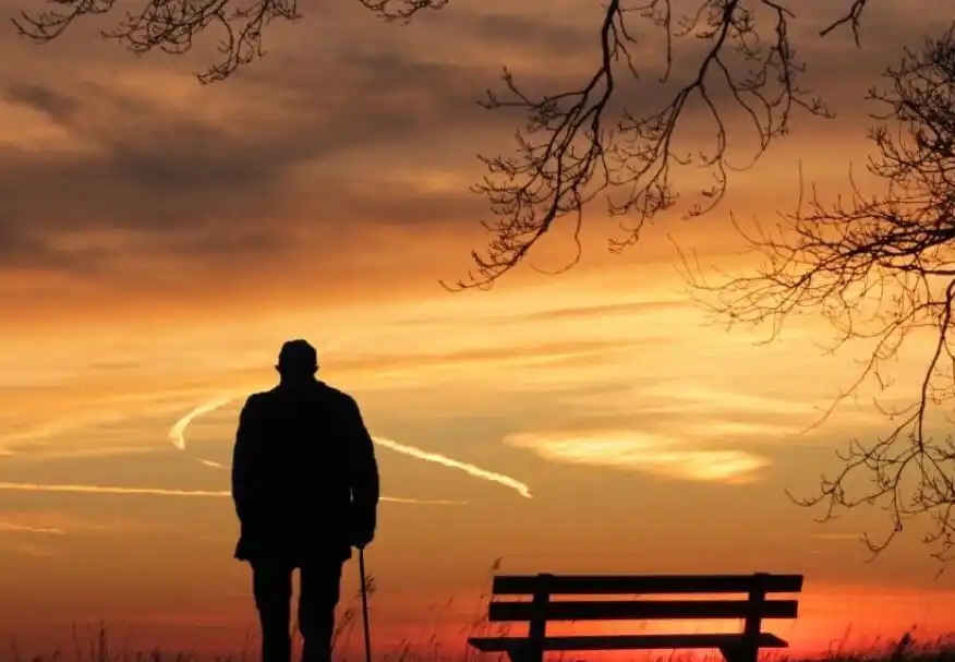 一个男人孤独沧桑背影图片