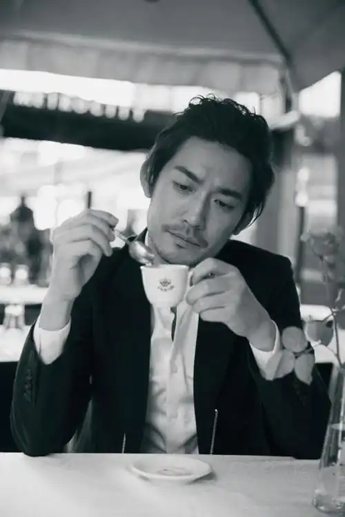 张博曝极简黑白大片 自在如风随性生活