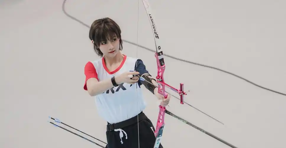 据悉,在决赛时候采取的男女混合射箭模式,面对这种模式,艺人赵粤就有