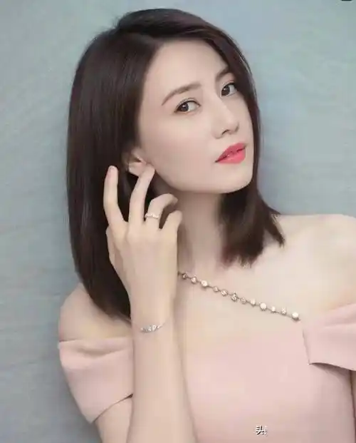 果然,这才是最适合中年女人的发型:锁骨发!