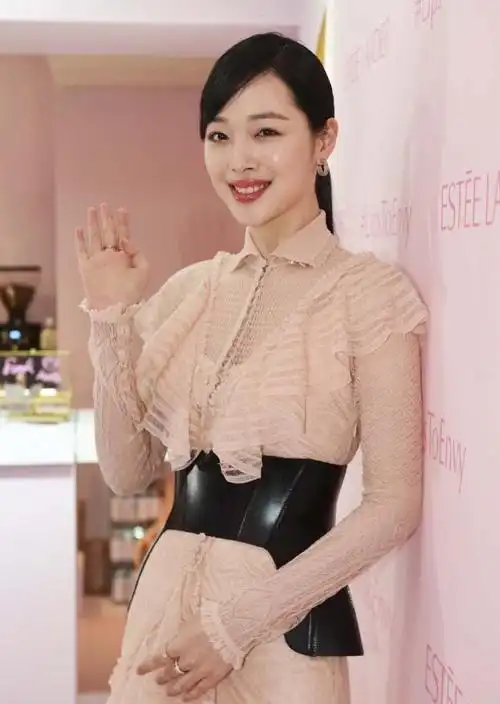 崔雪莉出席活动,穿裸色蛋糕长裙配高跟鞋,笑容甜美气质满分