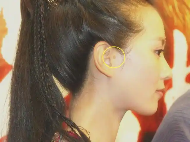 q2:孩子"拴马桩"是有福气的象征?