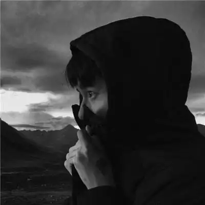 qq男生头像帅气冷酷不带字黑白头像 感情死了生活还在