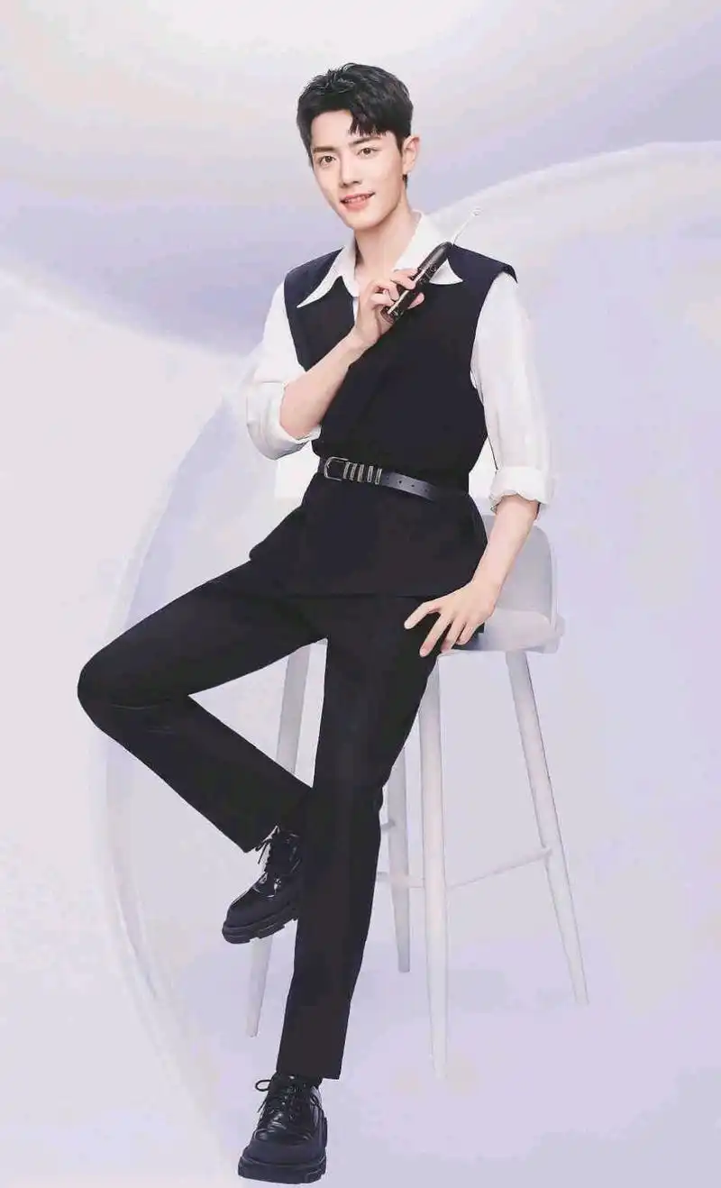 拍照时给肖战一把椅子,他会给你表演一个 "怎么坐都帅"