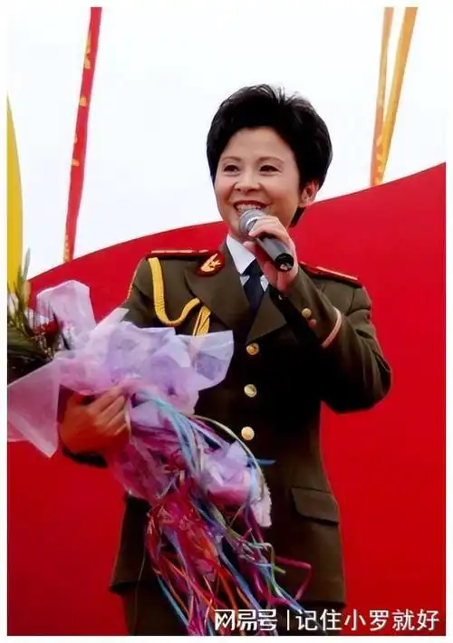 因曾与涉案人员有过一面之缘,再加上两人的一些合影在网上流传,董文华