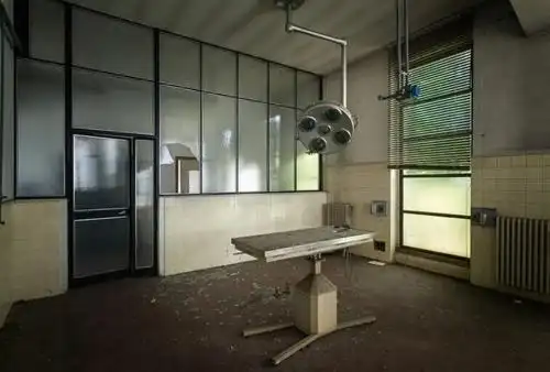 慎入!这些废弃的动物实验室照片有点诡异