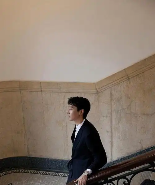 组图:赵又廷踱步复古楼梯之间 穿黑白西服宛如庄园公子