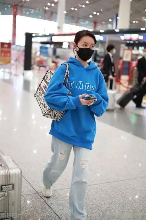 蒋依依身挎大包低调现身,身着蓝色卫衣 牛仔长裤休闲随性