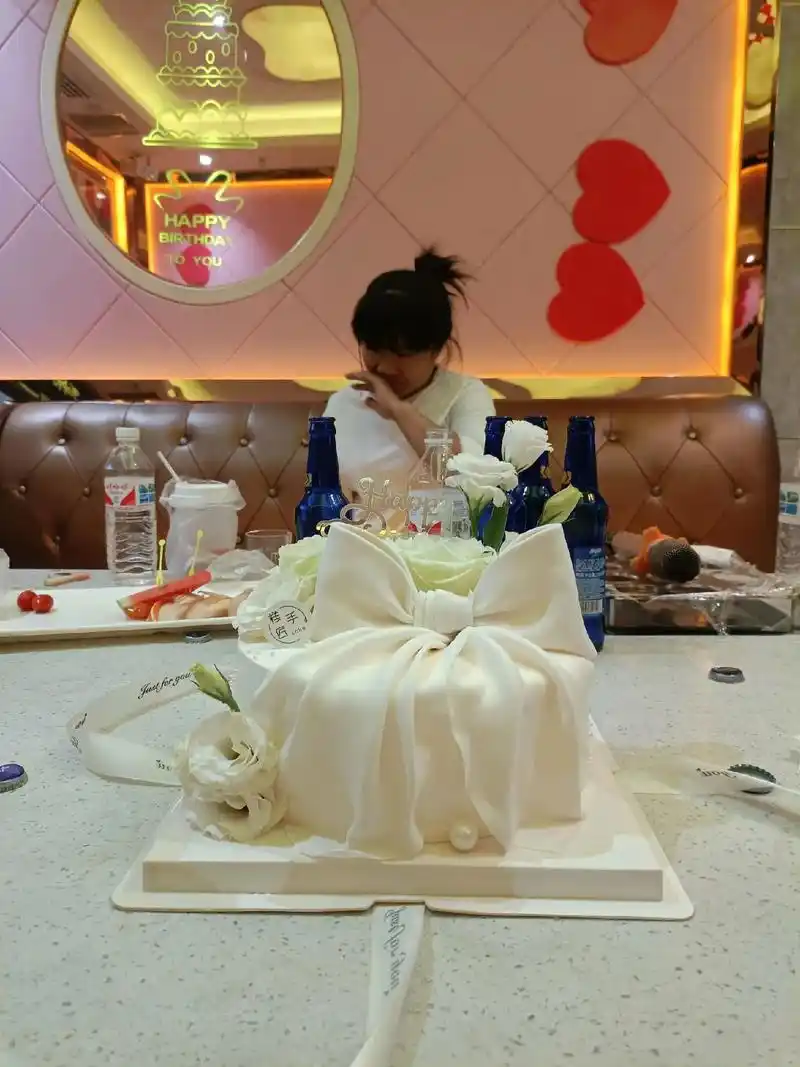 恭喜这位过生日的女孩 又可爱了一岁 别人都祝你生日快乐 我只 - 抖音