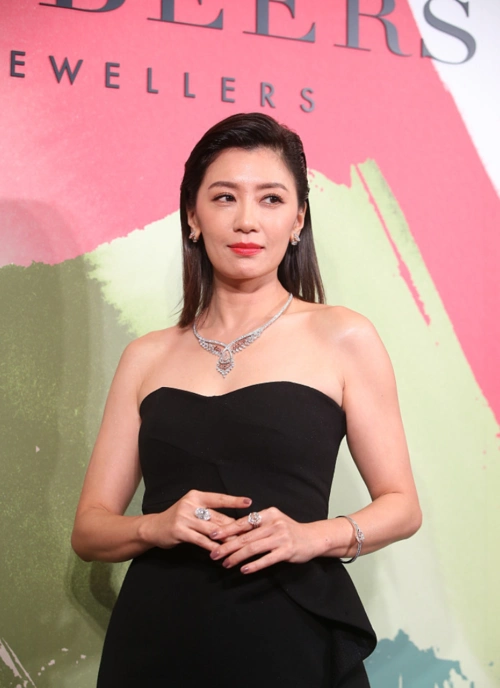 1 / 6 2019年8月28日,台北,贾静雯亮相品牌活动,她身穿黑色抹胸裤装