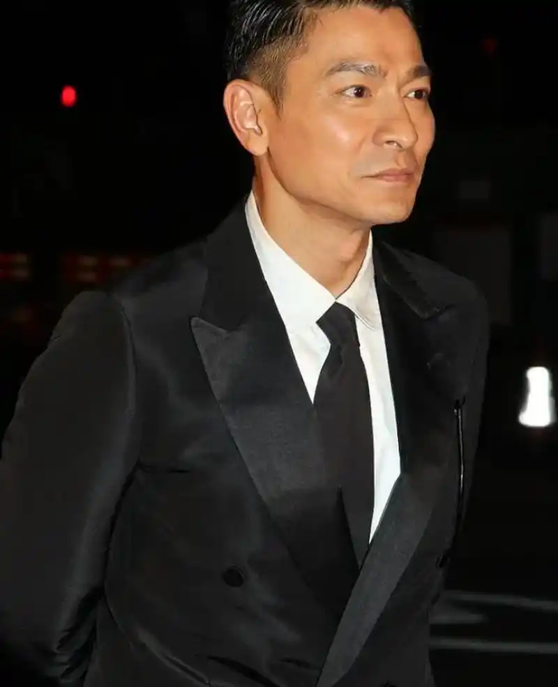 刘德华超市"上班"引热议,一曲《恭喜发财》唤起20年春节记忆 近日,一