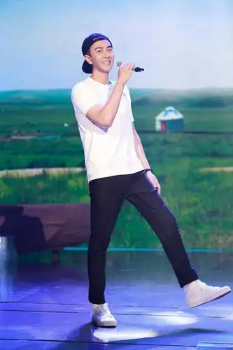 刘恺威又出席活动,他的打扮总是很儒雅!