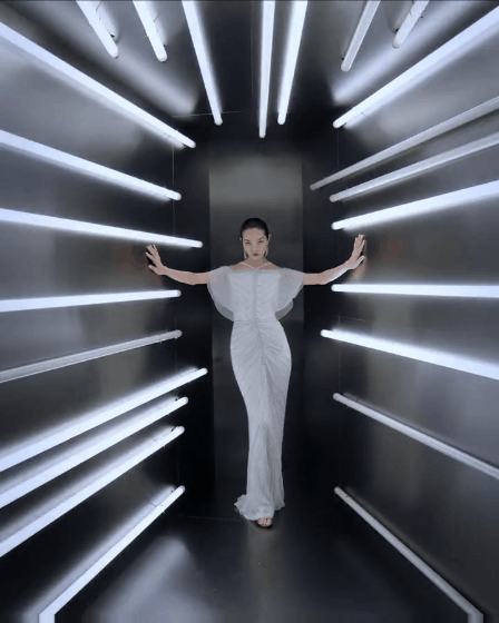 原创国模孙菲菲的人生故事引领穿衣流行时尚然而t台摔跤引争议